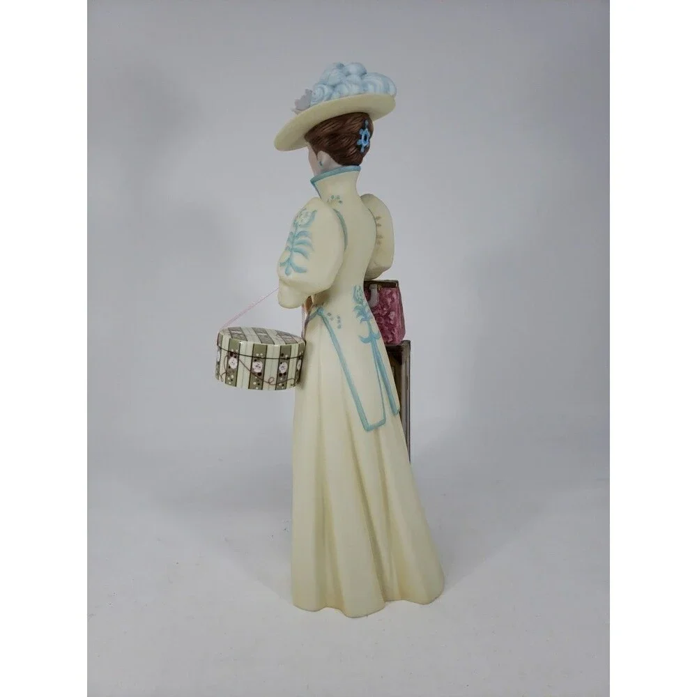 Avon Mrs Albee Award Figurine Statue 2002 in Box Representative President's Club